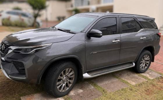TOYOTA HILUX SW4 2.8 D-4D TURBO DIESEL SRX 7L 4X4 AUTOMÁTICO TOYOTA HILUX SW4 2.8 D-4D TURBO DIESEL SRX 7L 4X4 AUTOMÁTICO